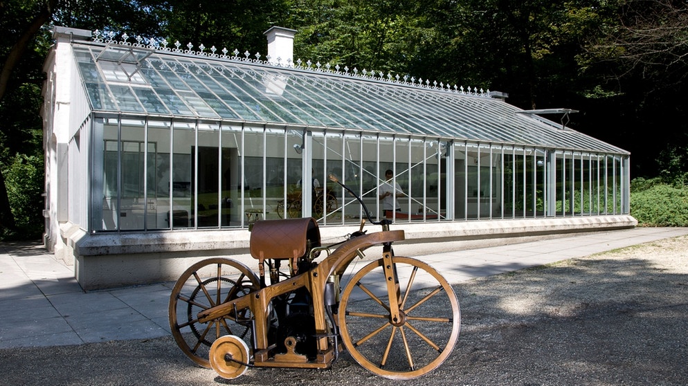 Gottlieb Daimler und der Reitwagen. Mit einer halben Pferdestärke und Stützrädern: Am 29. August 1885 meldete Gottlieb Daimler das erste Motorrad der Welt zum Patent an. | Bild: Daimler