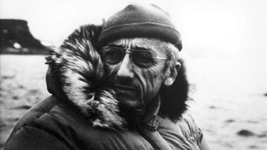 Jacques-Yves Cousteau, französischer Meeresforscher und Umweltschützer, an Bord eines Schiffes. Der Tiefseetaucher war ein Pionier der Meeresforschung. In mehr als hundert Unterwasserfilmen teilte er seine Entdeckungen mit der Welt.  | Bild: picture alliance/United Archives | IFTN