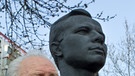 Sigmund Jähn 2011 vor dem Juri-Gagarin-Denkmal in Erfurt. Juri Gagarin war 1961 der erste Mensch im Weltall. | Bild: picture-alliance/dpa/Michael Reichel