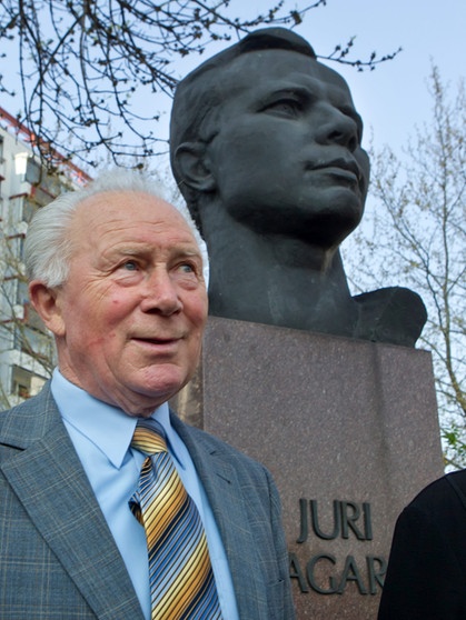 Sigmund Jähn 2011 vor dem Juri-Gagarin-Denkmal in Erfurt. Juri Gagarin war 1961 der erste Mensch im Weltall. | Bild: picture-alliance/dpa/Michael Reichel