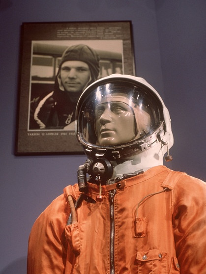 Der Original-Raumanzug von Juri Gagarin, dem ersten Menschen im All. Hier steht er 1996 im Raumfahrtmuseum im russischen Sternenstädtchen, Swjosdny Gorodok (auch: Star City). Hier werden noch heute die Kosmonauten ausgebildet. | Bild: picture-alliance/dpa/lpol