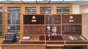 Der von Konrad Zuse entwichelte Rechner Z4. Zu sehen im Deutschen Museum München, genauso wie der Vorläufer Z3, der im Krieg zerstört wurde. Neben Alan Turing und John von Neumann gilt Turing als einer der Erfinder des Computers.  | Bild: Deutsches Museum München