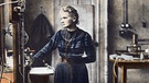 Marie Curie in ihrem Laboratorium, um 1900. Sie entdeckte radioaktive Elemente, erhielt Nobelpreise in Physik und Chemie und war die erste Professorin Frankreichs: Marie Curie war eine außergewöhnliche Wissenschaftlerin.  | Bild: picture-alliance/dpa; akg