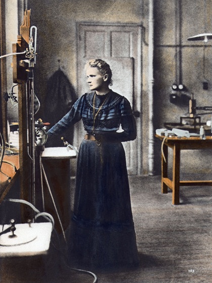 Marie Curie in ihrem Laboratorium, um 1900. Sie entdeckte radioaktive Elemente, erhielt Nobelpreise in Physik und Chemie und war die erste Professorin Frankreichs: Marie Curie war eine außergewöhnliche Wissenschaftlerin.  | Bild: picture-alliance/dpa; akg