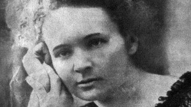 Marie Curie als junge Frau. Sie entdeckte radioaktive Elemente, erhielt Nobelpreise in Physik und Chemie und war die erste Professorin Frankreichs: Marie Curie war eine außergewöhnliche Wissenschaftlerin. | Bild: picture-alliance/dpa; PAP