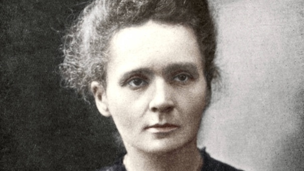 Marie Curie, 1917. Sie entdeckte radioaktive Elemente, erhielt Nobelpreise in Physik und Chemie und war die erste Professorin Frankreichs: Marie Curie war eine außergewöhnliche Wissenschaftlerin.  | Bild:  picture alliance / Heritage Imag