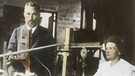 Das Ehepaar Marie und Pierre Curie im Labor. Sie entdeckte radioaktive Elemente, erhielt Nobelpreise in Physik und Chemie und war die erste Professorin Frankreichs: Marie Curie war eine außergewöhnliche Wissenschaftlerin.  | Bild: picture-alliance/dpa; akg