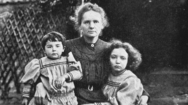 Marie Curie und ihre Töchter Eve (l.) und Irène im Jahr 1908. Marie Curie ist eine der bedeutendsten Wissenschaftlerinnen unserer Zeit, entdeckte radioaktive Elemente und erhielt zweimal den Nobelpreis.  | Bild: picture-alliance/dpa; WHA
