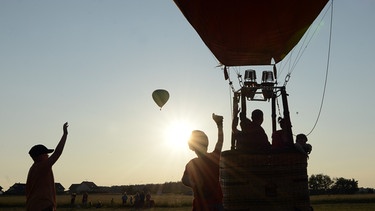 Ballonfahrt mit dem Heißluftballon, den die Brüder Montgolfier ursprünglich im 18. Jahrhundert erfunden haben. - Symbolbild | Bild: picture alliance / ZUMAPRESS.com | Slavek Ruta
