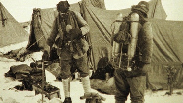 Die britischen Bergsteiger George Mallory und Andrew Irvine wollten 1924 den Gipfel des Mount Everest erklimmen. Das Foto vom Juni 1924 ist das letzte Foto von ihnen. Waren sie die Erstbesteiger? | Bild: picture alliance/AP Images