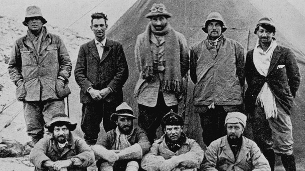 Das Mount-Everest-Expeditionsteam von 1924. Stehend ganz links Andrew Irvine und George Mallory. Geologe Noel Odell (stehend, Zweiter von rechts) war der letzte, der die beiden lebend gesehen hat. Waren Mallory und Irvine die Erstbesteiger des Mount Everest? | Bild: picture alliance/Mary Evans Picture Library