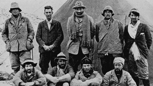 Das Mount-Everest-Expeditionsteam von 1924. Stehend ganz links Andrew Irvine und George Mallory. Geologe Noel Odell (stehend, Zweiter von rechts) war der letzte, der die beiden lebend gesehen hat. Waren Mallory und Irvine die Erstbesteiger des Mount Everest? | Bild: picture alliance/Mary Evans Picture Library