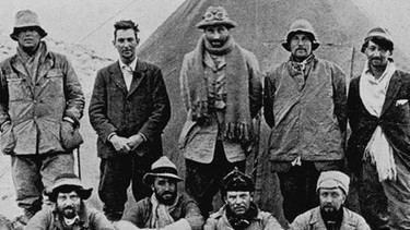 Das Mount-Everest-Expeditionsteam von 1924. Stehend ganz links Andrew Irvine und George Mallory. Geologe Noel Odell (stehend, Zweiter von rechts) war der letzte, der die beiden lebend gesehen hat. Waren Mallory und Irvine die Erstbesteiger des Mount Everest? | Bild: picture alliance/Mary Evans Picture Library