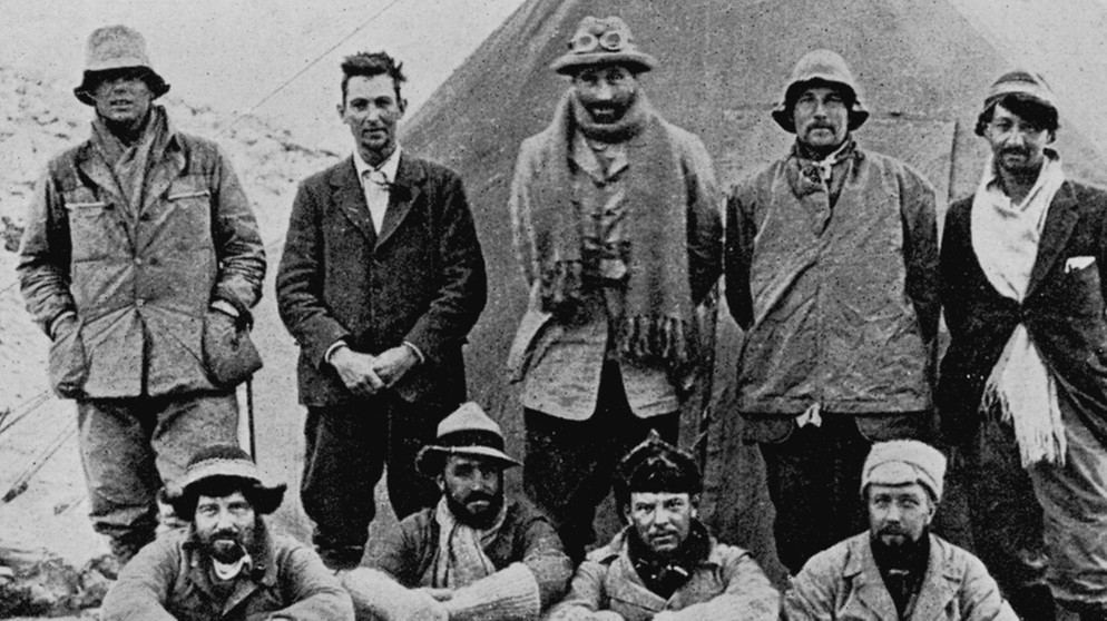 Das Mount-Everest-Expeditionsteam von 1924. Stehend ganz links Andrew Irvine und George Mallory. Geologe Noel Odell (stehend, Zweiter von rechts) war der letzte, der die beiden lebend gesehen hat. Waren Mallory und Irvine die Erstbesteiger des Mount Everest? | Bild: picture alliance/Mary Evans Picture Library