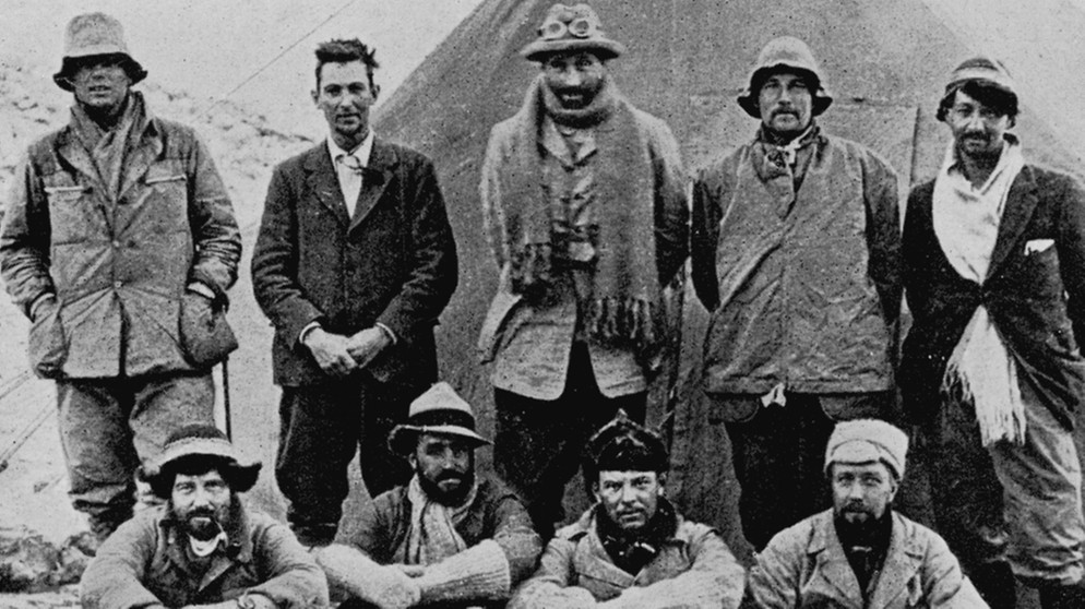 Das Mount-Everest-Expeditionsteam von 1924. Stehend ganz links Andrew Irvine und George Mallory. Geologe Noel Odell (stehend, Zweiter von rechts) war der letzte, der die beiden lebend gesehen hat. Waren Mallory und Irvine die Erstbesteiger des Mount Everest? | Bild: picture alliance/Mary Evans Picture Library