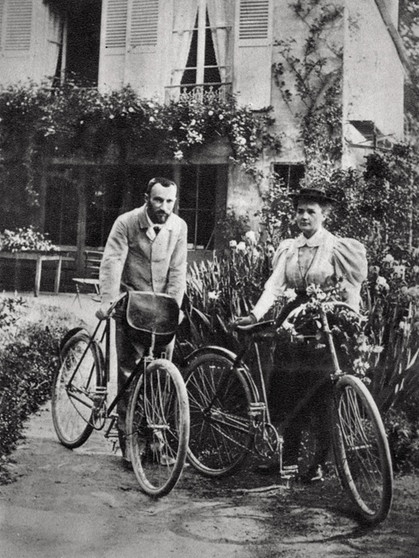 Pierre und Marie Curie mit Fahrrädern. Sie entdeckte radioaktive Elemente, erhielt Nobelpreise in Physik und Chemie und war die erste Professorin Frankreichs: Marie Curie war eine außergewöhnliche Wissenschaftlerin.  | Bild: picture-alliance/dpa; The Print Collector / Heritage-I