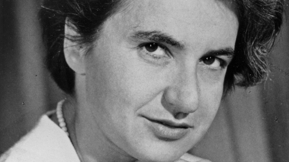 Das Foto (1956) zeigt die früh an Krebs verstorbene Rosalind Franklin (1920-1958), die eine britische Chemikerin und Kristallographin war. Berühmt wurde sie durch ihre Rolle bei der Entdeckung der DNA, für die James Watson und Francis Crick 1962 den Nobelpreis erhielten. | Bild: picture alliance / World History Archive