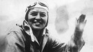 Elly Beinhorn winkt aus dem Flugzeug. Als erste deutsche Pilotin wurde sie zurecht berühmt. Elly Beinhorn schrieb Geschichte. | Bild: picture-alliance/dpa