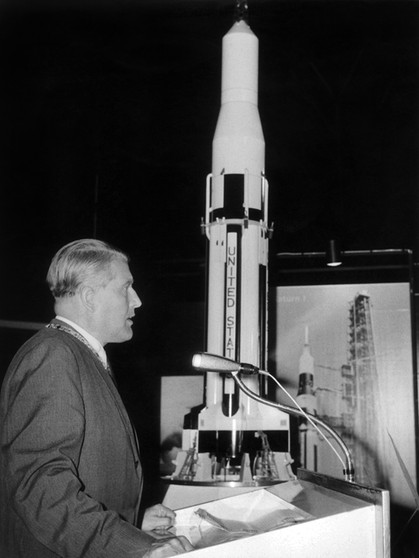 Wernher von Braun hält auf der Münchner Verkehrsausstellung 1965 eine Rede. | Bild: picture-alliance/dpa