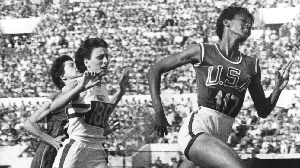 Die Amerikanerin Wilma Rudolph (r.) gewinnt am 2.9.1960 das Finale über 100m vor der Britin Dorothy Hyman. Die "schwarze Gazelle", die als vierjährige an Kinderlähmung erkrankt war, gewann als 20jährige Mutter bei den XVII. Olympischen Spielen vom 25. August bis 11. September 1960 in Rom insgesamt drei Goldmedeaillen  | Bild: picture-alliance / dpa