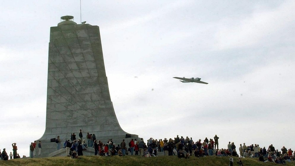 Denkmal für Brüder Wright in Kitty Hawk. Die Brüder Orville und Wilbur Wright verband der gemeinsame Traum vom Fliegen. Anfang des 20. Jahrhunderts versuchten sie ihn wahr zu machen - und es gelang! Wir erklären euch mehr über die beiden Pioniere des Motorflugs.  | Bild: picture-alliance/dpa