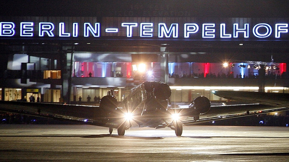 Ju 52 beim Abschiedsflug von Tempelhof | Bild: picture-alliance/dpa