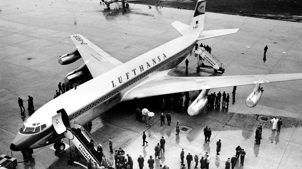 Erster Jet der Lufthansa: Boeing 707-430. Im Zweiten Weltkrieg jagten plötzlich Flieger ohne Propeller über den Himmel, schneller als ihre Vorgänger. Die deutsche Messerschmitt Me 262 schrieb Luftfahrtgeschichte. Am 25. Mai 1943 ging die Düsentrieb-Konstruktion in Serie. | Bild: picture-alliance/dpa