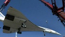 Ein Modell der Concorde auf dem Dach des Technikmuseums Sinsheim. Der Überschallflieger galt als die große Hoffnung der Luftfahrt und war fast doppelt so schnell wie andere Flugzeuge. Seit dem tragischen Absturz über Paris kann man das Flugzeug nur noch im Museum bestaunen. | Bild: picture-alliance / dpa | Uli_Deck