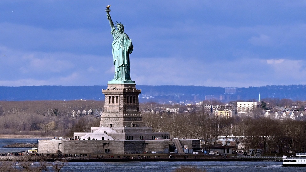 Zu sehen ist die Freiheitsstatue von New York. Am 28. Oktober 1886 wurde die Freiheitsstatue von New York auf Liberty Island eingeweiht. Wir haben für euch spannende Fakten zu Lady Liberty gesammelt.  | Bild: picture alliance / Laci Perenyi | Jerry Andre