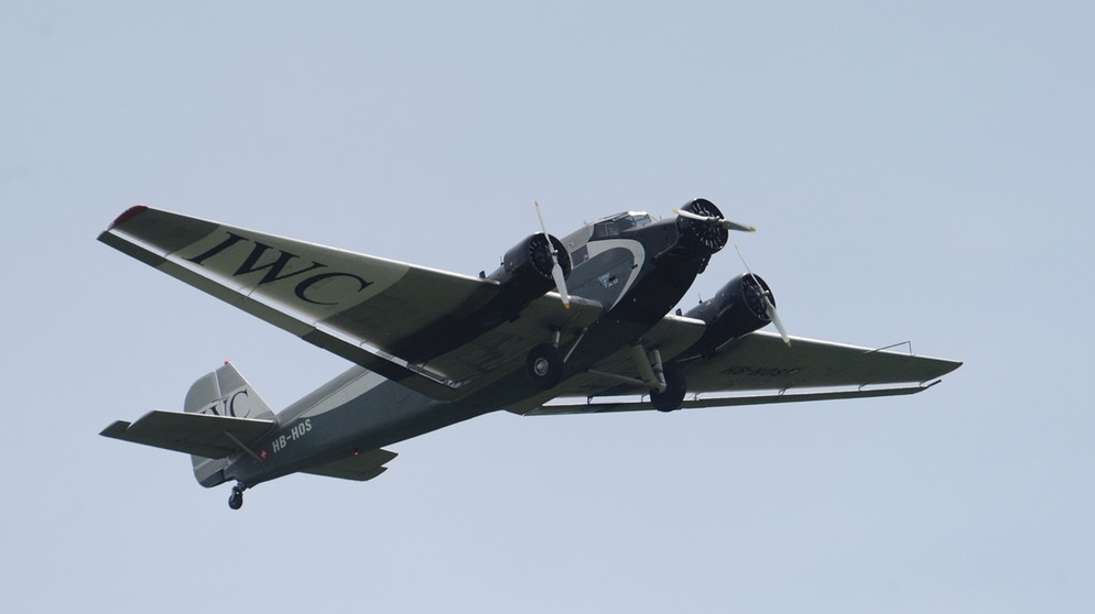 Ju 52 fliegt über Oberschleißheim | Bild: picture-alliance/dpa