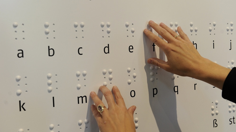 Louis Braille Wie Blinde die Brailleschrift mit den Fingern