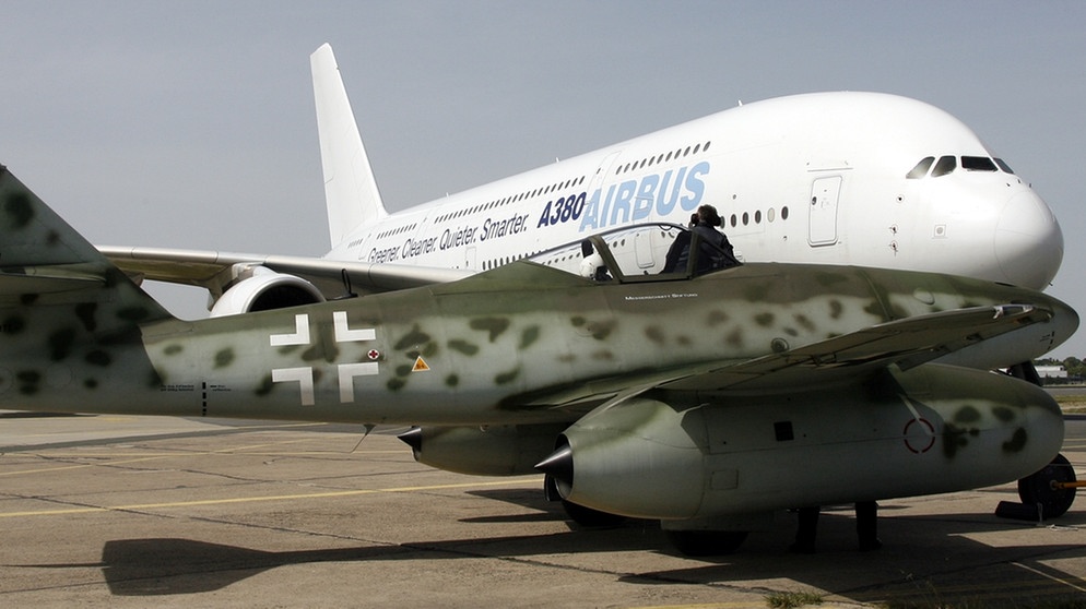 Messerschmitt Me 262 und Airbus A380. Im Zweiten Weltkrieg jagten plötzlich Flieger ohne Propeller über den Himmel, schneller als ihre Vorgänger. Die deutsche Messerschmitt Me 262 schrieb Luftfahrtgeschichte. Am 25. Mai 1943 ging die Düsentrieb-Konstruktion in Serie. | Bild: picture-alliance/dpa