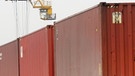 Container Zug aus China steht im Hafen Duisburg. Die Stadt ist eine Station auf der neuen Seidenstraße. Die alte Seidenstraße war früher der wichtigste Handelsweg zwischen Europa und China. An der neuen Seidenstraße ist auch der Duisburger Hafen angeschlossen. | Bild: picture-alliance/dpa