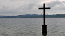 König Ludwig II: Kreuz im Starnberger See | Bild: picture-alliance/dpa