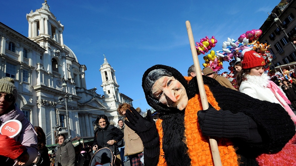 In Italien bringt die Hexe Befana die Geschenke, am 6. Januar. Sie jagt den Heiligen Drei Königen hinterher, auf der Suche nach dem Jesuskind. | Bild: picture-alliance/dpa