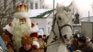 Früher war der Heilige Nikolaus eher in einem feinen Bischofsgewand zu sehen. Seit etwa tausend Jahren ist St. Nikolaus als Geschenkebringer bekannt. Die rote Bekleidung des Weihnachtsmanns entstand erst später. | Bild: picture-alliance/dpa