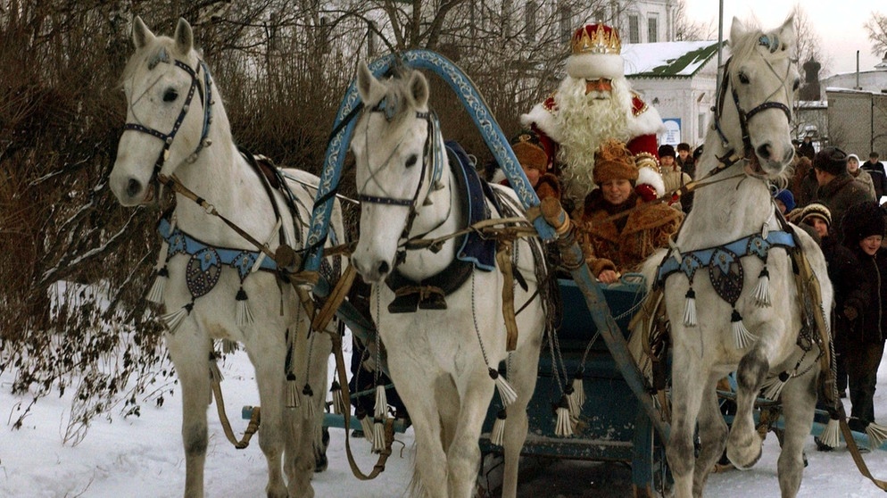 Früher war der Heilige Nikolaus eher in einem feinen Bischofsgewand zu sehen. Seit etwa tausend Jahren ist St. Nikolaus als Geschenkebringer bekannt. Die rote Bekleidung des Weihnachtsmanns entstand erst später. | Bild: picture-alliance/dpa