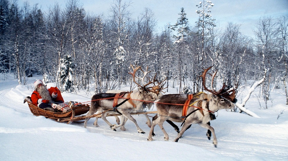 Santa Claus, die amerikanische Adaption des Heilien Nikolaus, sitzt im Rentierschlitten | Bild: colourbox.com