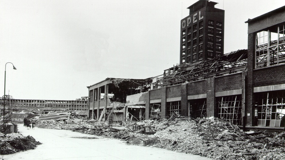 Opel-Werk Rüsselsheim 1944 nach Bombardierung. Die Geschichte vom Nähmaschinen-Produzenten zum größten Autoherstellers Deutschlands war die von Adam Opel. Die Opel-Geschichte in Bildern. | Bild: GM Company