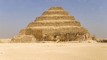 Stufenpyramide des Pharaos Djoser. Im Alten Ägypten wurden Pyramiden als Grabstätten für Könige und Pharaonen errichtet. Wir zeigen euch die berühmtesten Königsgräber aus Stein und erklären, wie und von wem die Pyramiden wahrscheinlich gebaut wurden.  | Bild: picture alliance / blickwinkel/McPHOTO/M. Begsteiger