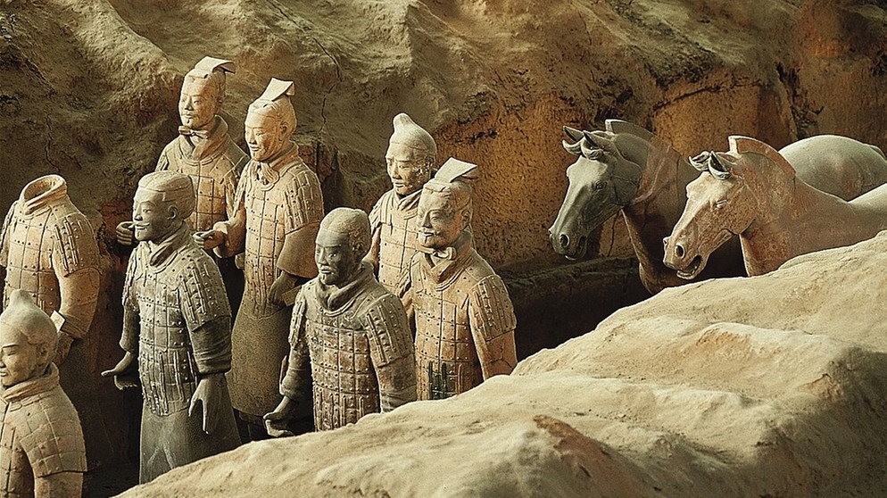 Terrakotta-Armee im Mausoleum des ersten Kaisers von China, Qin Shihuangdi (259-210 v. Chr.). Bei Xi'an, China. Die alte Seidenstraße war früher der wichtigste Handelsweg zwischen Europa und China. An der neuen Seidenstraße ist auch der Duisburger Hafen angeschlossen. | Bild: picture-alliance/DUMONT Bildarchiv