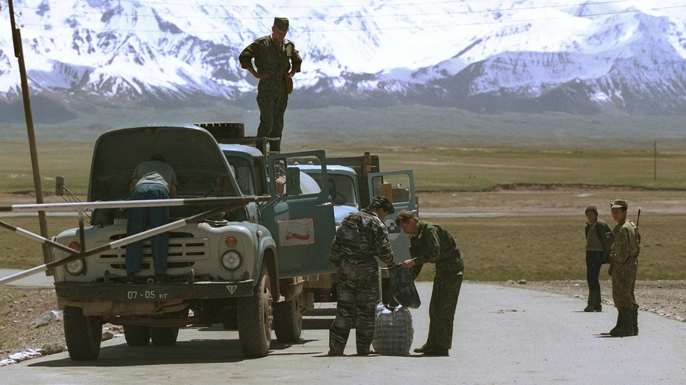 Zöllner und Grenzpolizisten kontrollieren an der tadschikisch-afghanischen Grenze zwei Lastwagen auf Drogen (1998). Die alte Seidenstraße war früher der wichtigste Handelsweg zwischen Europa und China. An der neuen Seidenstraße ist auch der Duisburger Hafen angeschlossen. | Bild: dpa - Bildarchiv