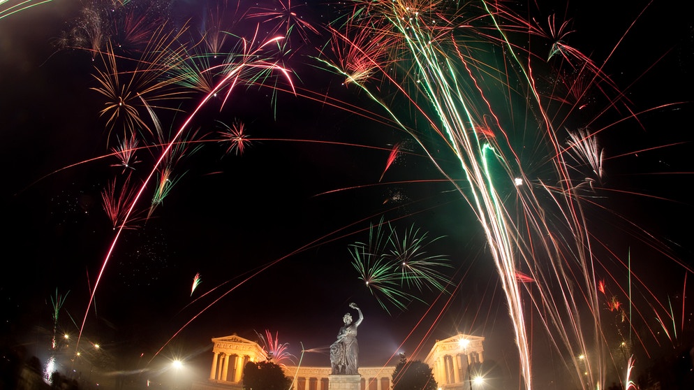 Silvester-Geschichte: Seit wann beginnt das neue Jahr am 1. Januar? Im Bild: Silvesterfeuerwerk in München über der Bavaria | Bild: picture-alliance/dpa