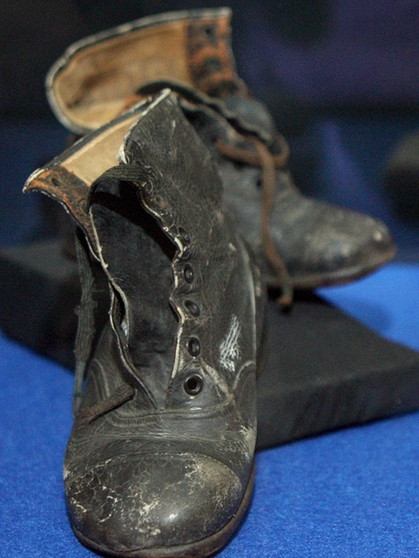 Schuhe von Passagieren der Titanic. Was zeigen die neuen 3-D-Scans des Wracks der Titanic? Was war die Ursache ihres Untergangs am 14. April 1912? Wie es auf der Titanic aussah, erfahrt ihr hier. | Bild: picture-alliance/dpa