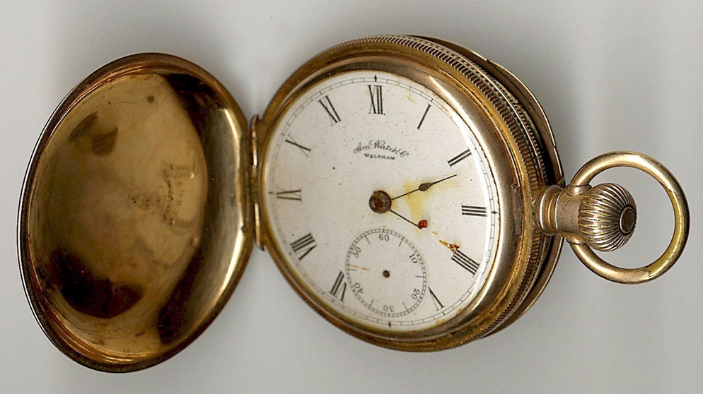 Diese Taschenuhr blieb stehen, als der Luxusdampfer Titanic in der Nacht auf den 15. April 1912 sank. Die Uhr ist ein Zeitzeuge: Sie wurde aus dem Wrack des Schiffs am Meeresgrund geborgen. Was zeigen die neuen 3-D-Scans des Wracks der Titanic? Was war die Ursache ihres Untergangs am 14. April 1912? Wie es auf der Titanic aussah, erfahrt ihr hier. | Bild: picture-alliance/dpa