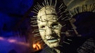 Verkleideter Mensch an Halloween mit einer Maske mit Nägeln. Am 31. Oktober ist Halloween. Woher stammt der Brauch, wie ist er nach Deutschland gekommen und warum schnitzen und beleuchten wir Kürbisse? | Bild: picture-alliance/dpa