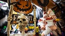 Halloween-Verkleidungen: Ein Skelett aus Kunsttoff hängt in der Auslage einer Verkaufsbude, daneben hängen falsche abgehackte Hände und Füße. Am 31. Oktober ist Halloween. Woher stammt der Brauch, wie ist er nach Deutschland gekommen und warum schnitzen und beleuchten wir Kürbisse? | Bild: picture-alliance/dpa /  AA | Yasin Öztürk