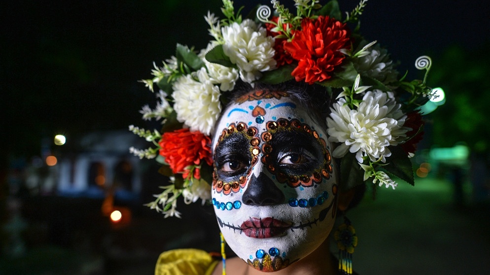 Verkleidete Frau am Día de los Muertos. Am 31. Oktober ist Halloween. Woher stammt der Brauch, wie ist er nach Deutschland gekommen und warum schnitzen und beleuchten wir Kürbisse? | Bild: picture-alliance/dpa