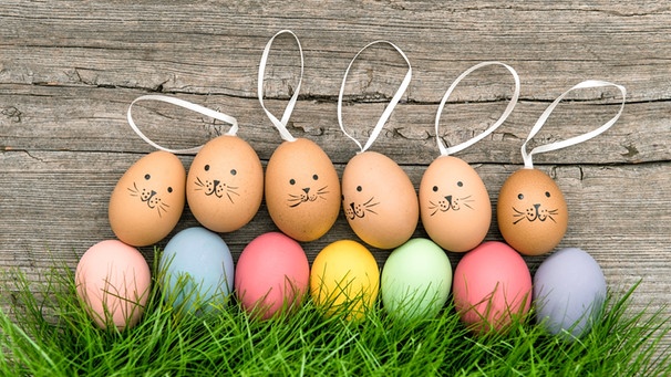 Gekochte Eier mit Osterhasen-Deko. Zu Ostern gibt es gekochte Ostereier im Osternest. | Bild: colourbox.com
