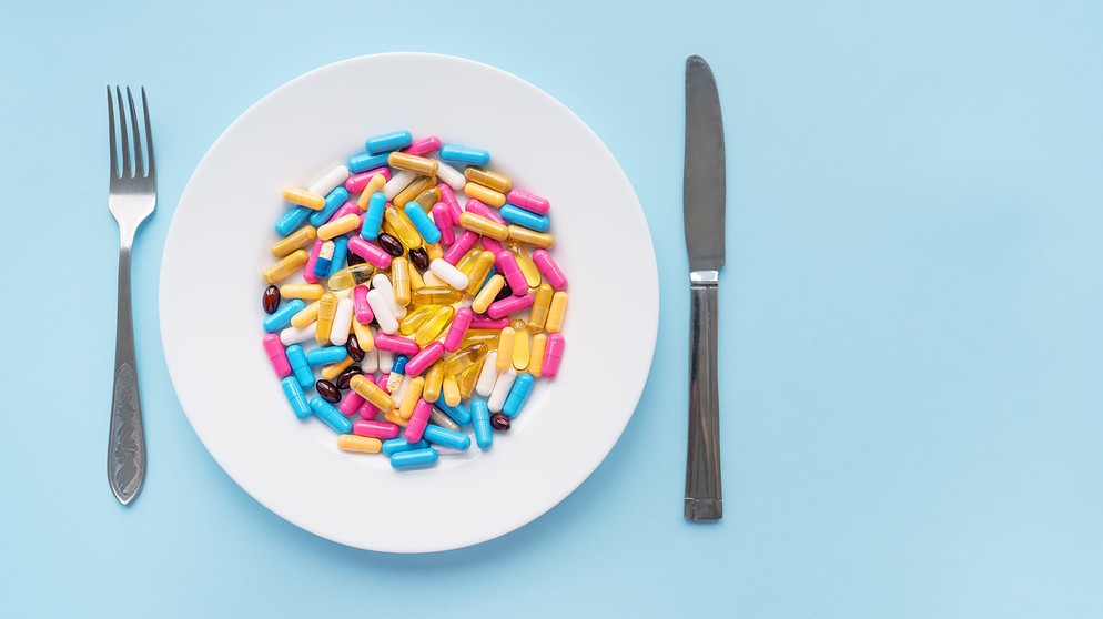 Vitaminkapseln auf Teller. Die Firma "More Nutrition" gehört zu den bekanntesten Anbietern von Nahrungsergänzungsmitteln. Wie sinnvoll und wirksam sind Vitaminkapseln und Co wirklich? Die Quarks Science Cops haben für euch recherchiert. | Bild: colourbox.com